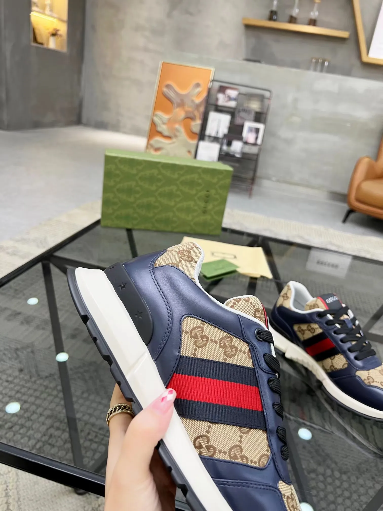 P440 new men's shoes GUCCI [Lightning] latest shoes are shipped. Original quality, fashionable, made of special materials, sheepskin lining, brand new packaging. The foot feels super comfortable and the workmanship is impeccable. Size: 38-45